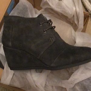 Tom’s grey suede castlerock wedge shoes 8.5